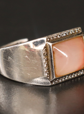 鸡血玉贵妃料白底红精雕仿古戒指