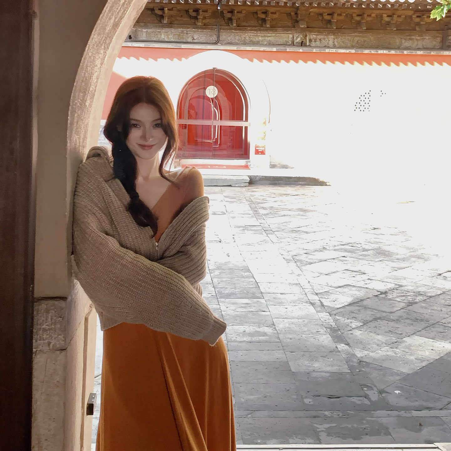 Lienni2025秋季新款长袖镂空V领多裁片针织收腰显瘦长款连衣裙女