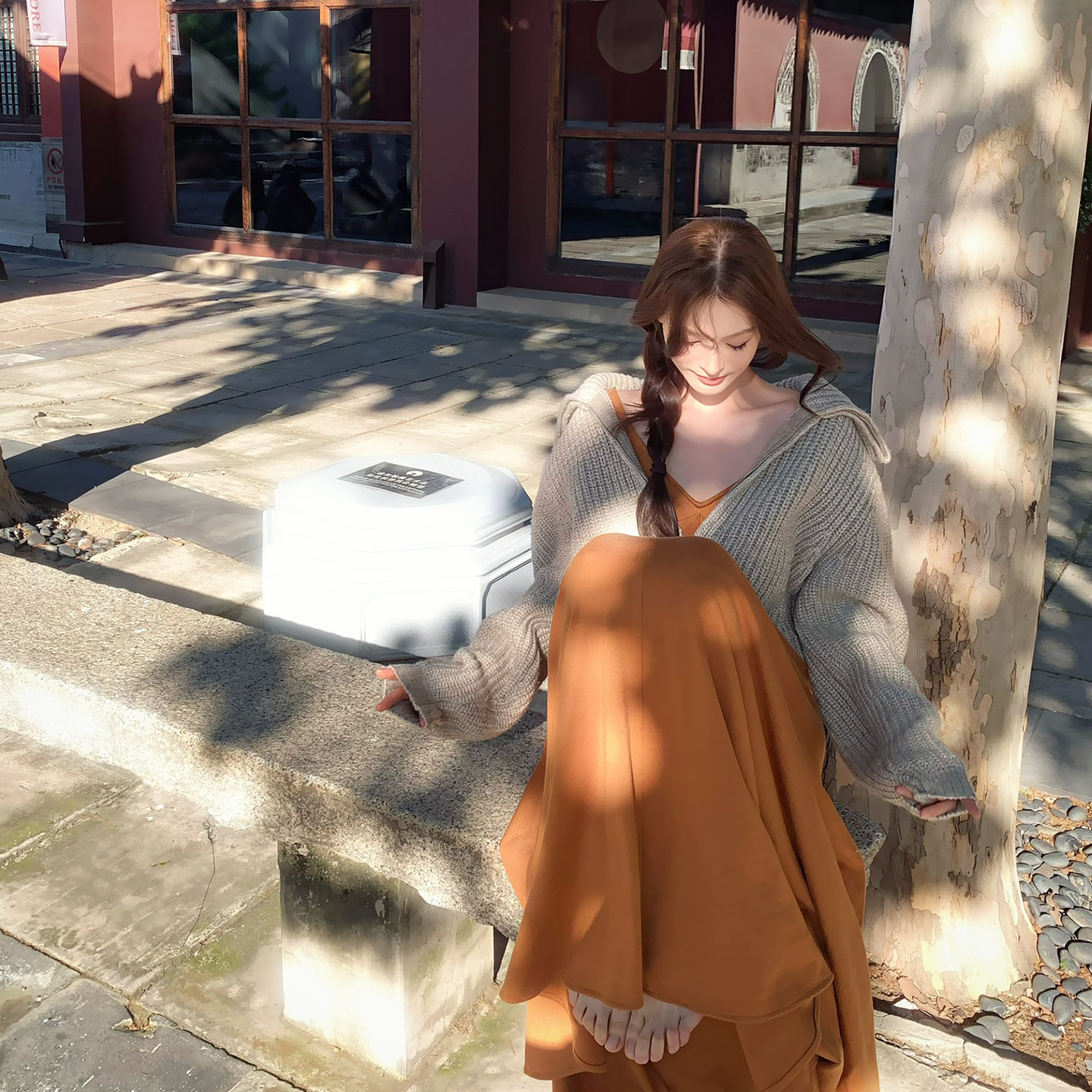 Lienni2025秋季新款长袖镂空V领多裁片针织收腰显瘦长款连衣裙女