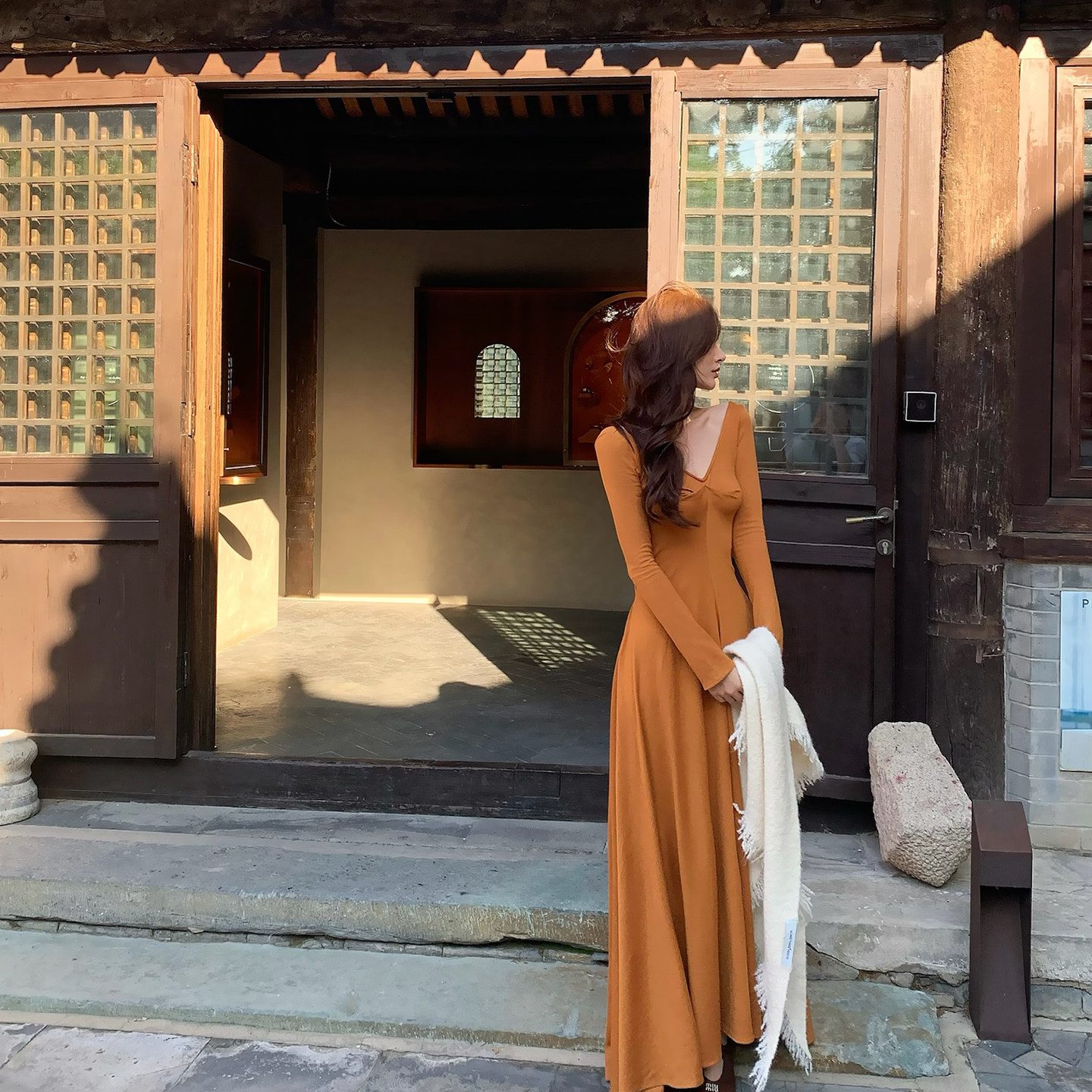 Lienni2025秋季新款长袖镂空V领多裁片针织收腰显瘦长款连衣裙女