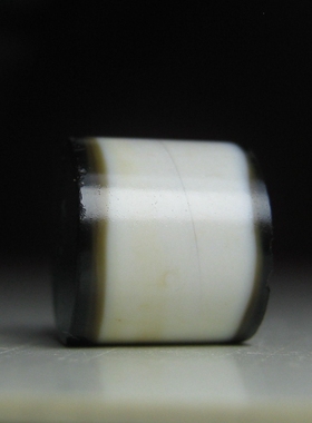 老黑白镶蚀玛瑙9×8mm天珠旁系