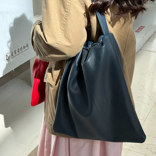 QEEJI大号褶皱tote2025文艺可爱高彩度头层牛皮柔软单肩女书包 - 图3
