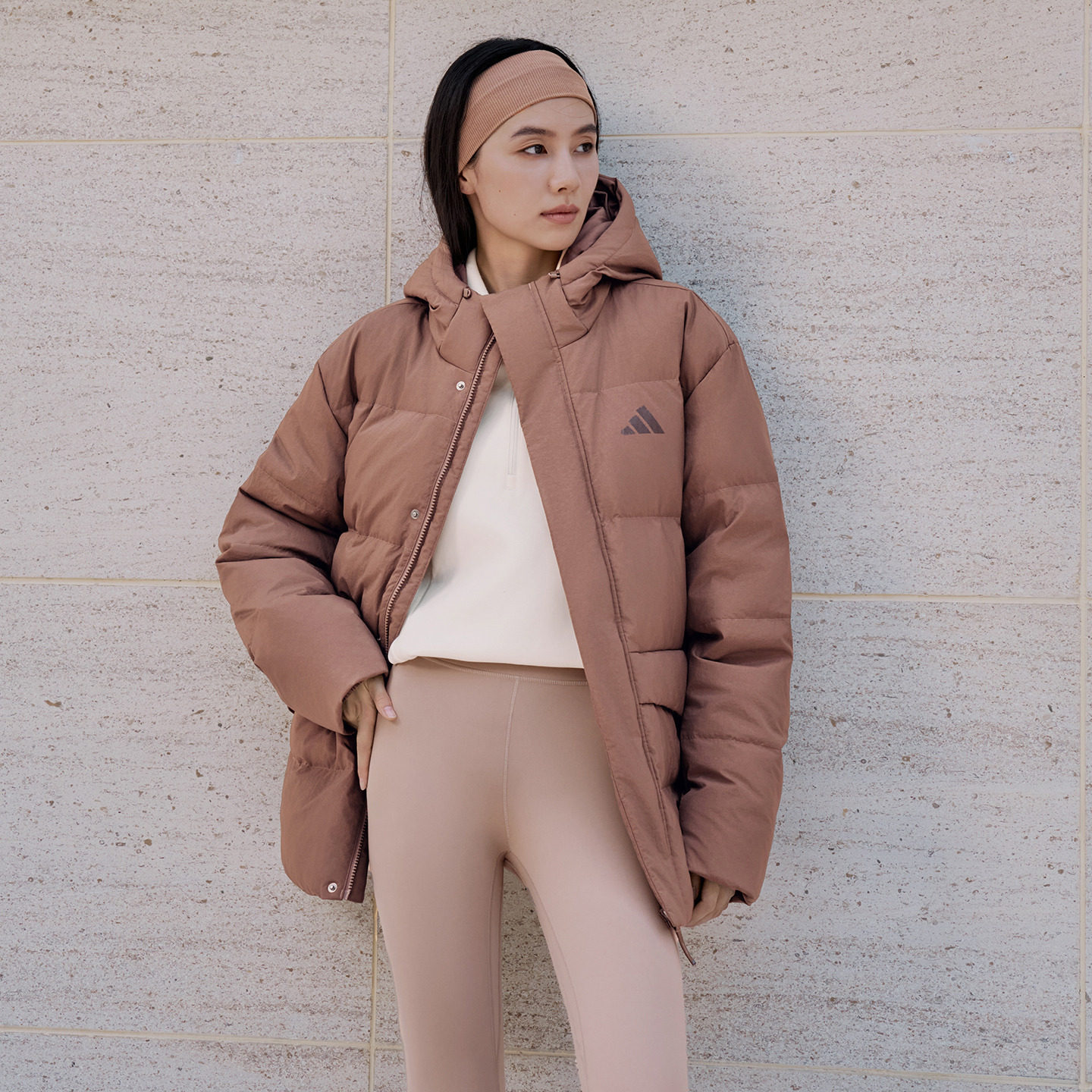 拒水保暖休闲运动风连帽鸭绒羽绒服男女秋冬adidas阿迪达斯