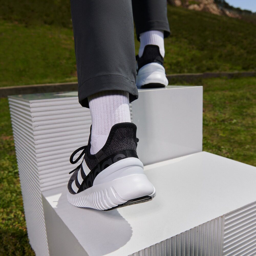  adidas跑步鞋