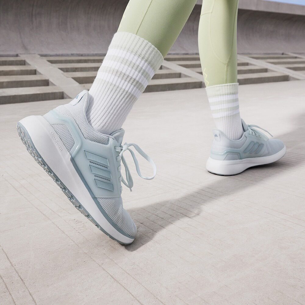  adidas跑步鞋