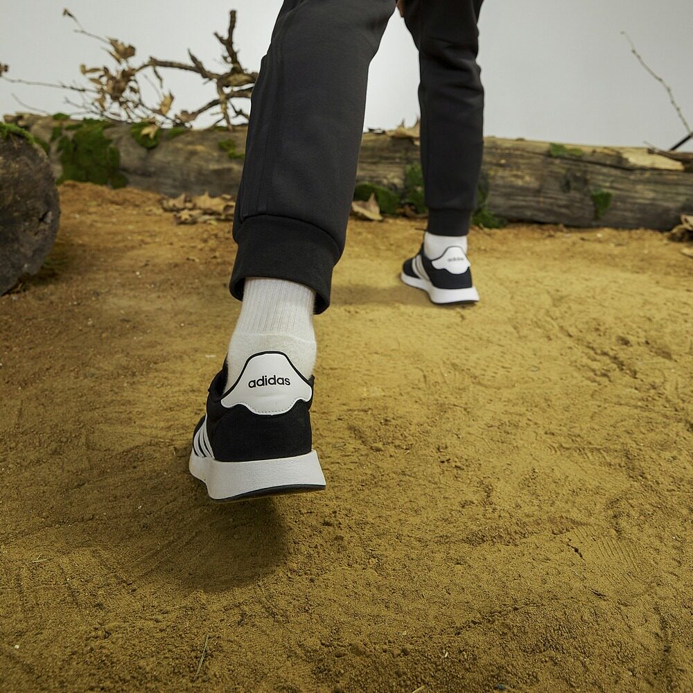  adidas跑步鞋