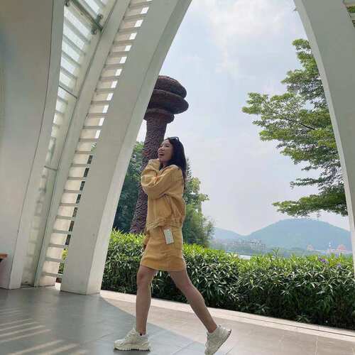 hug广州壹马UUS店春秋季纯棉气质休闲牛仔长袖上衣短裙套装 - 图0