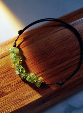 纤细腕间的春意盎然，暖阳精灵