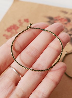 梅子青青，细细编织，纤纤腕间