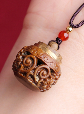 绿檀木吊坠镂空雕刻嘎乌盒可打开