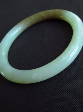 新疆老料女款玉镯子带皮