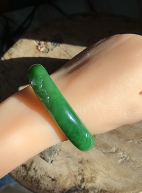 56老菠菜绿碧玉手镯籽料玉石天然新疆料大师级雕工龙鱼首饰镯子