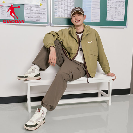 乔丹经编绒风衣商场同款2025冬季新款男宽松加绒抗静电防泼水梭织