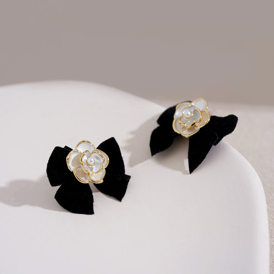 Xiaoxiang second-hand camellia earrings, elegant lady black bow earrings, French Hepburn style earrings, new and trendy