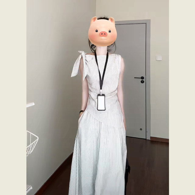 ຣີສອດຊຸດແຟຊັນລາຍເສັ້ນ