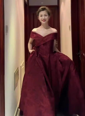 一字肩新娘敬酒服2025新款订婚结婚回门宴法式赫本风走秀晚礼服