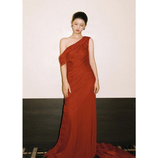 法式修身气质酒红色晚礼服女高级感轻奢时尚晚宴风敬酒服新娘裙