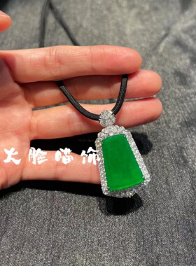 不掉色翠绿色无事牌吊坠轻奢高级感设计感百搭镶嵌镀项链配饰品女