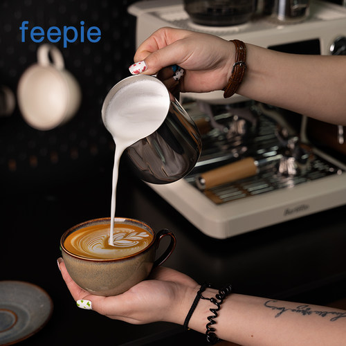 feepie304加厚不锈钢内刻度拉花杯压纹尖嘴拉花缸打奶缸奶泡器具 - 图1