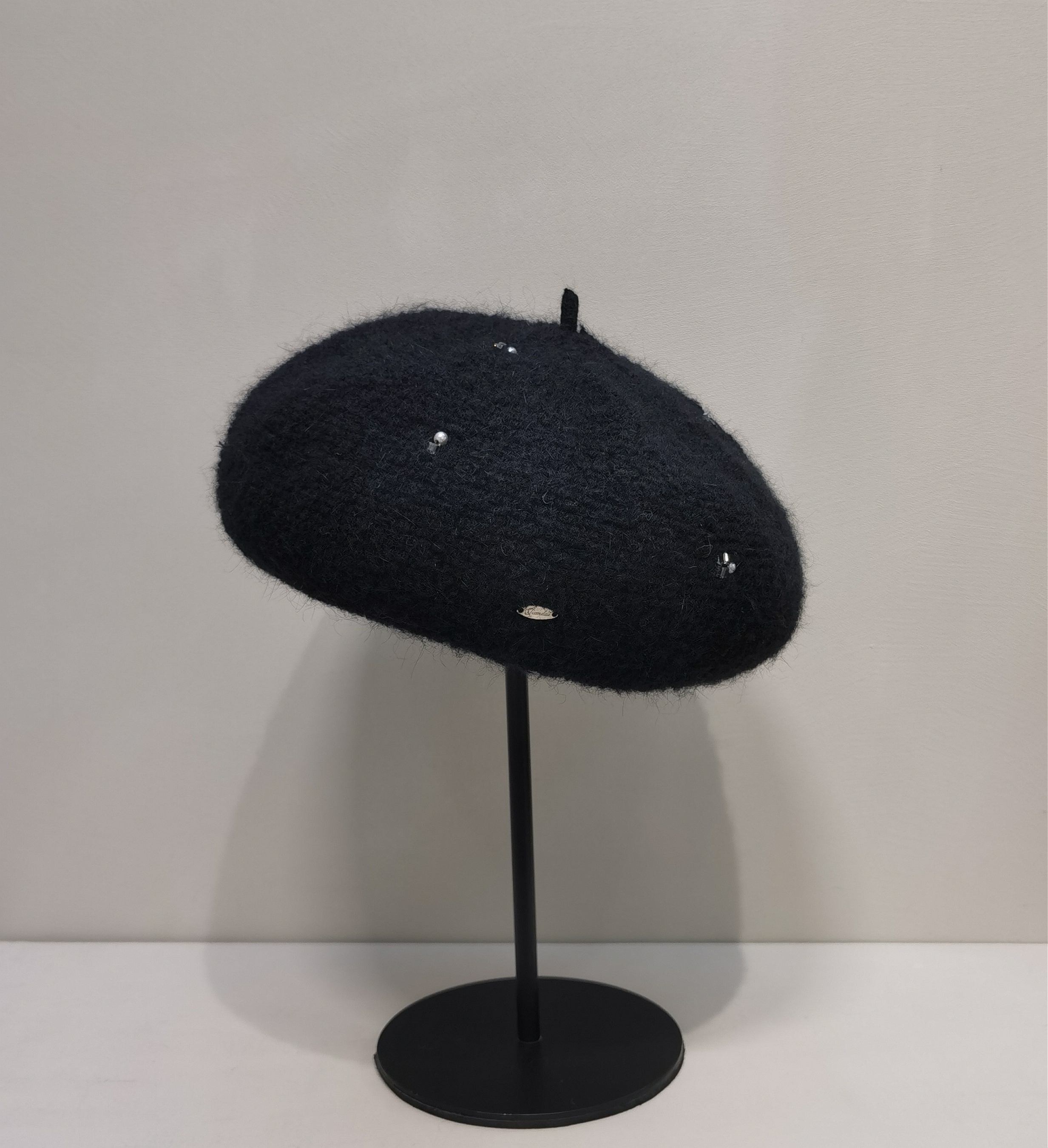 定制款羊毛贝雷帽女手缝珍珠水钻画家帽显脸小蓓蕾帽秋冬新款帽子 - 图0