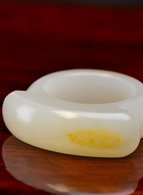 天然新疆和田玉黄皮白玉马鞍戒 9克