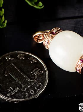 新疆和田玉白玉18K金镶嵌0.263克拉红宝石挂坠路路通吊坠12.7