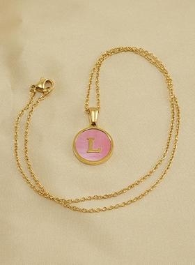 粉色圆牌字母吊坠钛钢不掉色项链