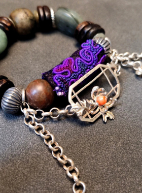 打籽绣翡翠沉香老纹银手串