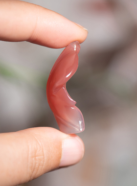 天然绯红玛瑙树叶吊坠本命年礼物