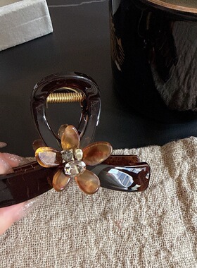 百搭琥珀花朵水钻中号抓夹女