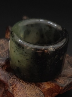 纯天然水墨岫玉扳指意境优美润透