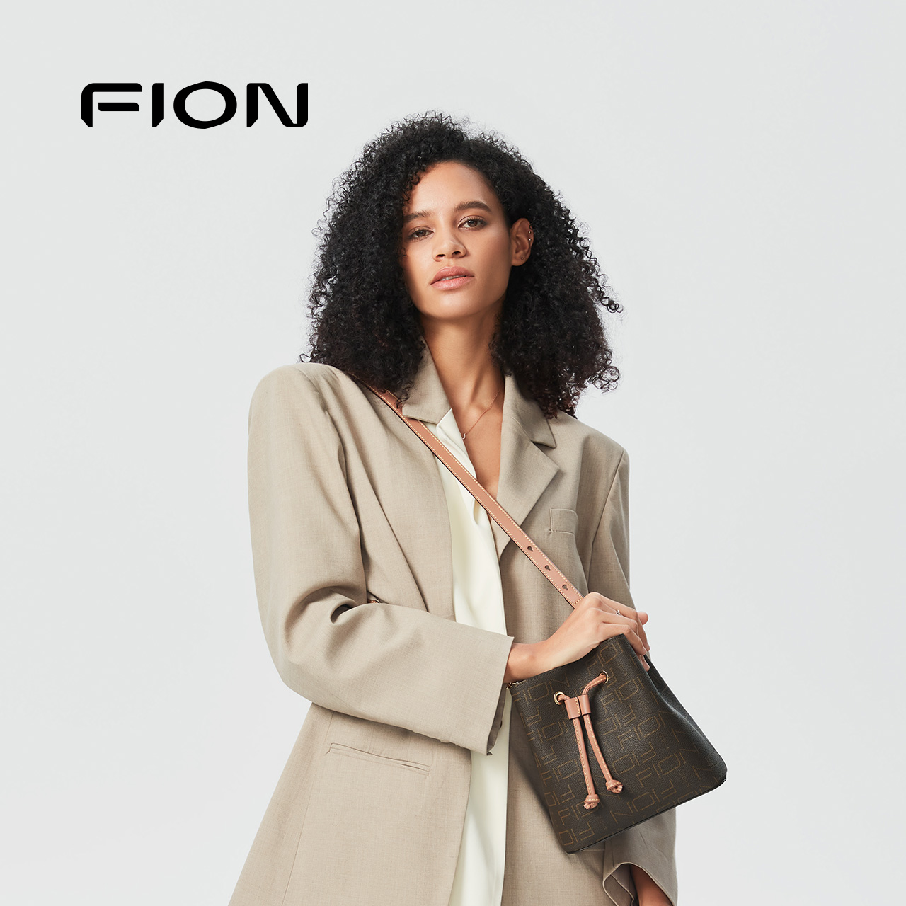 Fion/菲安妮老花水桶包女新款抽绳轻奢感休闲通勤单肩斜挎包包