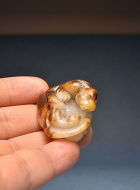 黑皮白玉独籽螭龙螭虎把件挂件