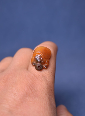 黑皮黄沁白玉独籽料龙龟手牌戒面