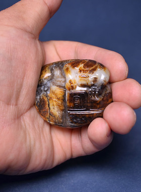 65克黑皮黄沁白玉独籽料貔貅把件