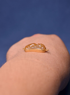 和田玉黄沁独籽貔貅镶金手牌挂坠