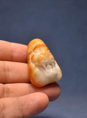 红皮白玉独籽料雄狮子手把件手牌