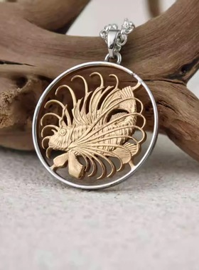 新加坡狮子鱼硬币镂空吊坠镀24K金双拼色情人节创意礼物送银链条