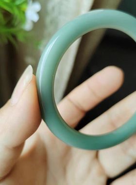 精选湖水绿玉镯子首饰和田玉手镯