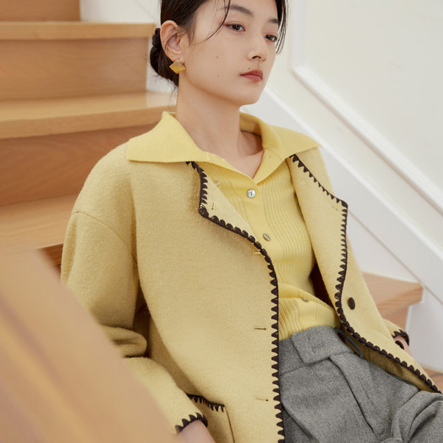 Elegant mid-length coat simple play