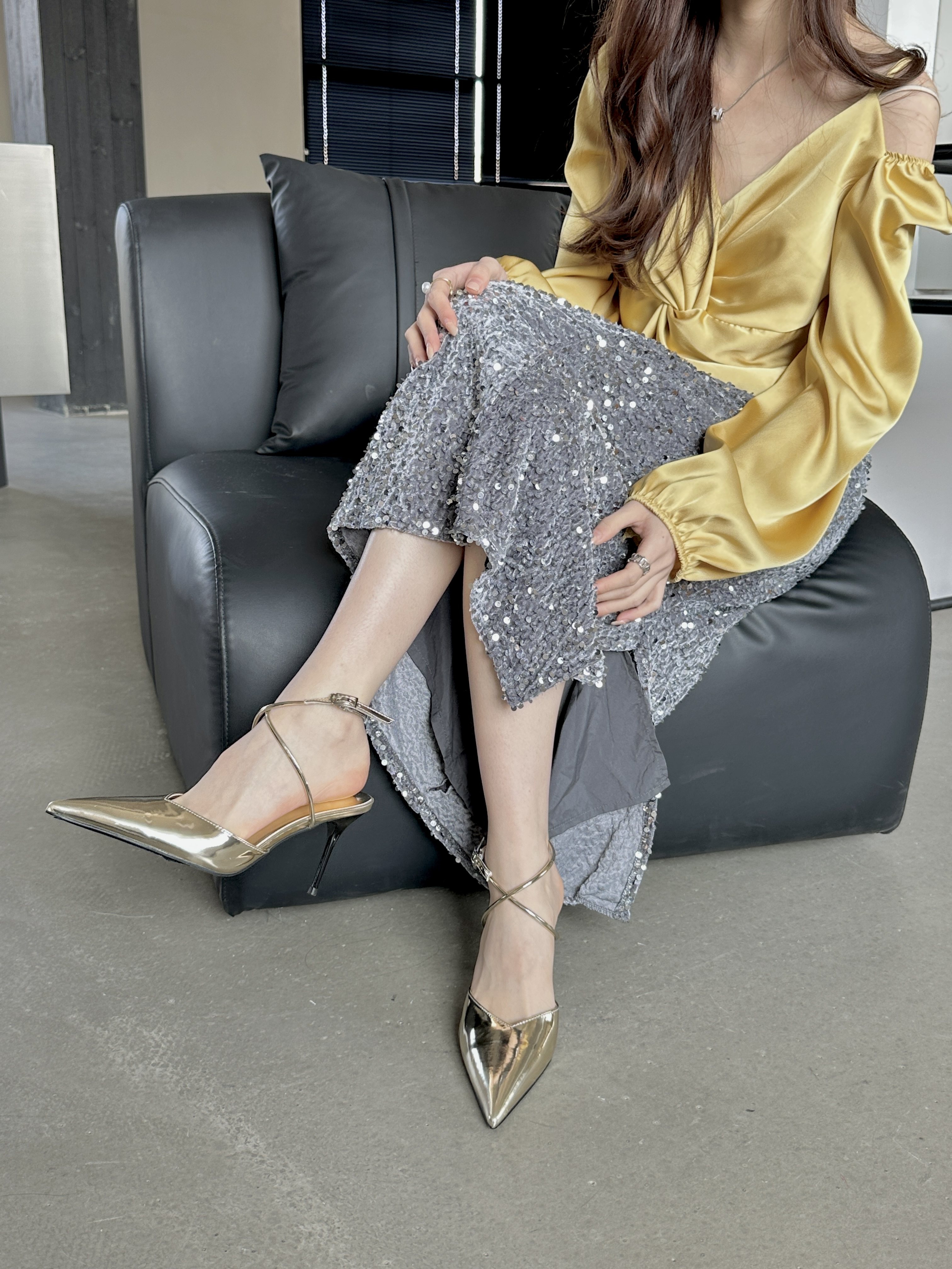 尖头交叉绑带漆皮凉鞋女2024春夏季一字带亮面后空细跟高跟鞋单鞋,淘宝优惠券,粉丝福利购,淘宝优惠卷