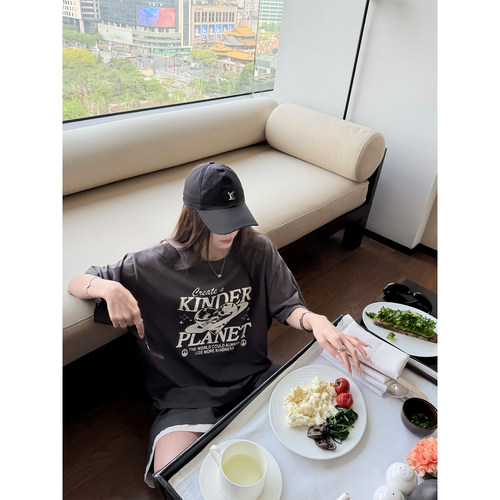 superniniyy 美式休闲&中性风西海岸斑驳字母印花圆领宽松大T恤夏 - 图2