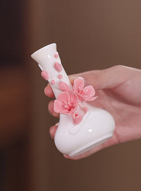陶瓷手工捏花长颈梅花瓶
