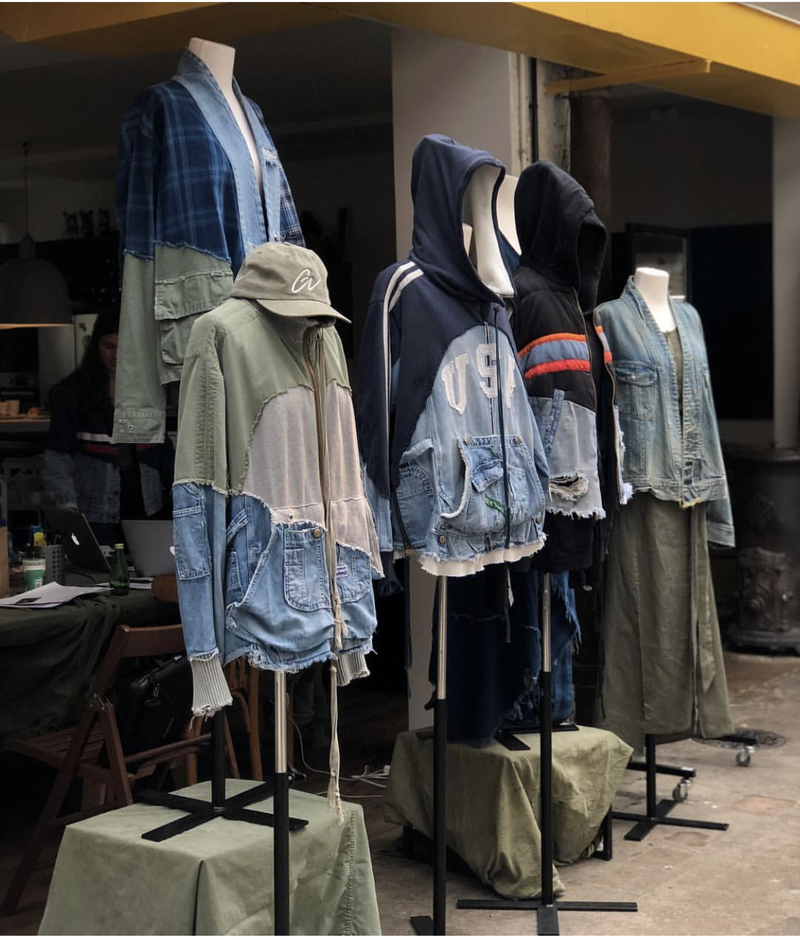 风格重工水洗破洞贴布军事风牛仔拼接复古潮牌立领夹克外套男 GL 风格重工水洗破洞贴布军事风牛仔拼接复古潮牌立领夹克外套男 GL