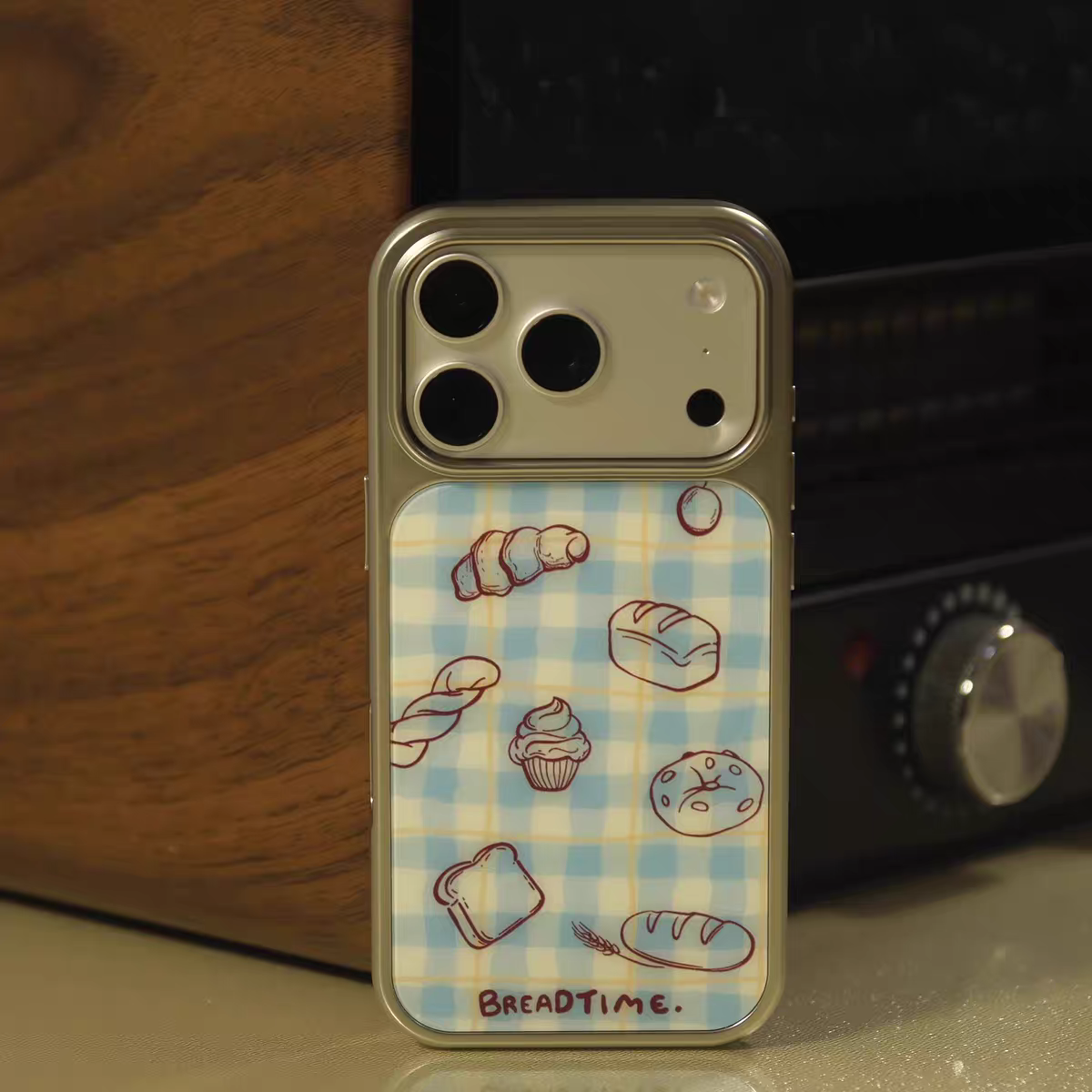 ins小众蓝色面包插画电镀银边适用苹果iPhone17promax手机壳16pro小米14Pro保护套华为mate60P70三星S23软壳,淘宝优惠券,粉丝福利购,淘宝优惠卷