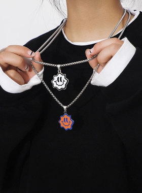 2025秋冬新款笑脸钛钢项链万圣节滴油波浪鬼脸合金吊坠长款毛衣链
