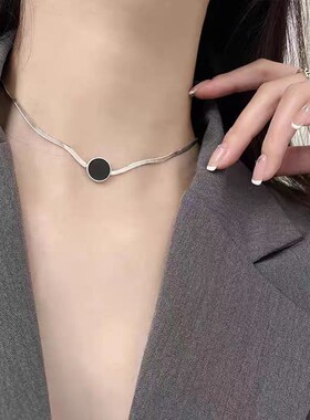 时尚简约黑色圆牌项链女小众设计感锁骨链个性百搭钛钢蛇骨链项饰