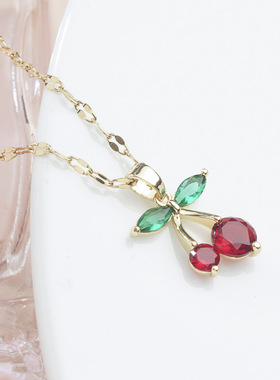 2025秋季新款跨境钛钢项链闪亮红色小樱桃轻奢满钻铜吊坠女式项链