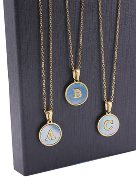 跨境18K金不锈钢字母宝石吊坠钛钢A-Z圆形宝蓝色贝壳项链女