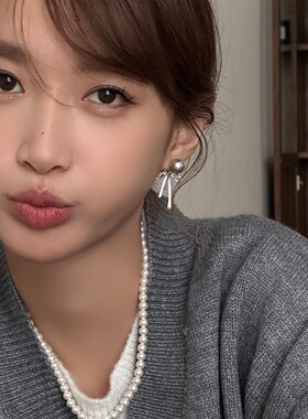 甜美灰色珍珠耳钉女简约线条蝴蝶结气质S925银针耳钉百搭优雅耳饰